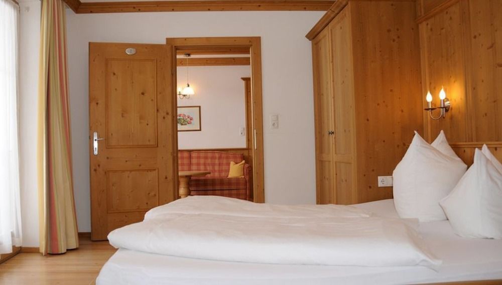 Das Gaestehaus Schneider Am Dorfplatz อัลพ์บาค ภายนอก รูปภาพ