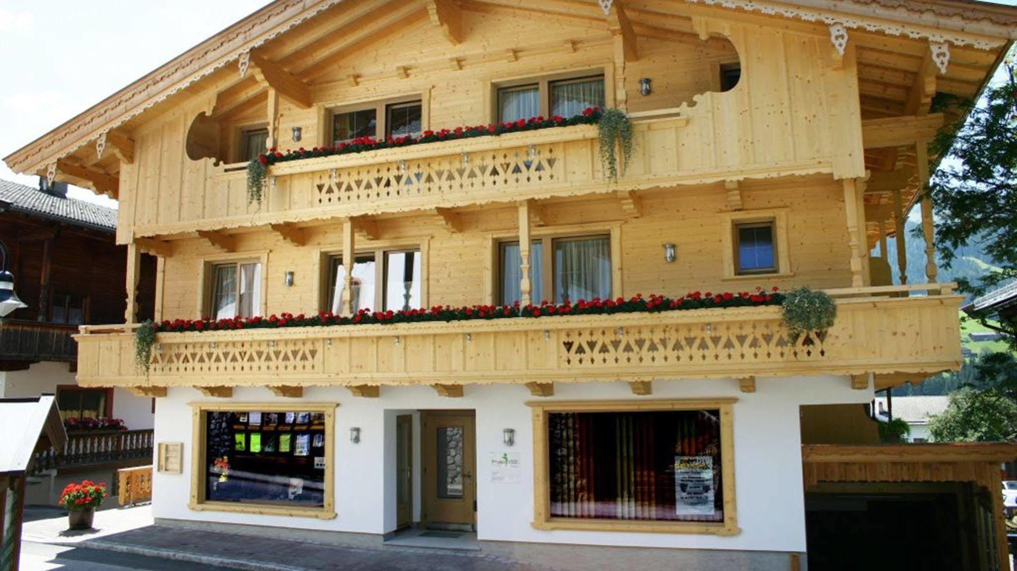 Das Gaestehaus Schneider Am Dorfplatz อัลพ์บาค ภายนอก รูปภาพ