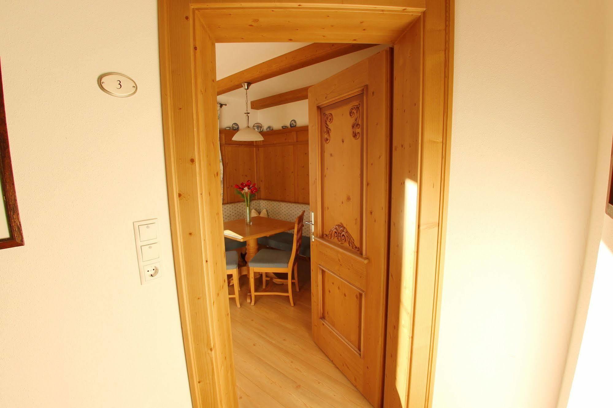 Das Gaestehaus Schneider Am Dorfplatz อัลพ์บาค ภายนอก รูปภาพ