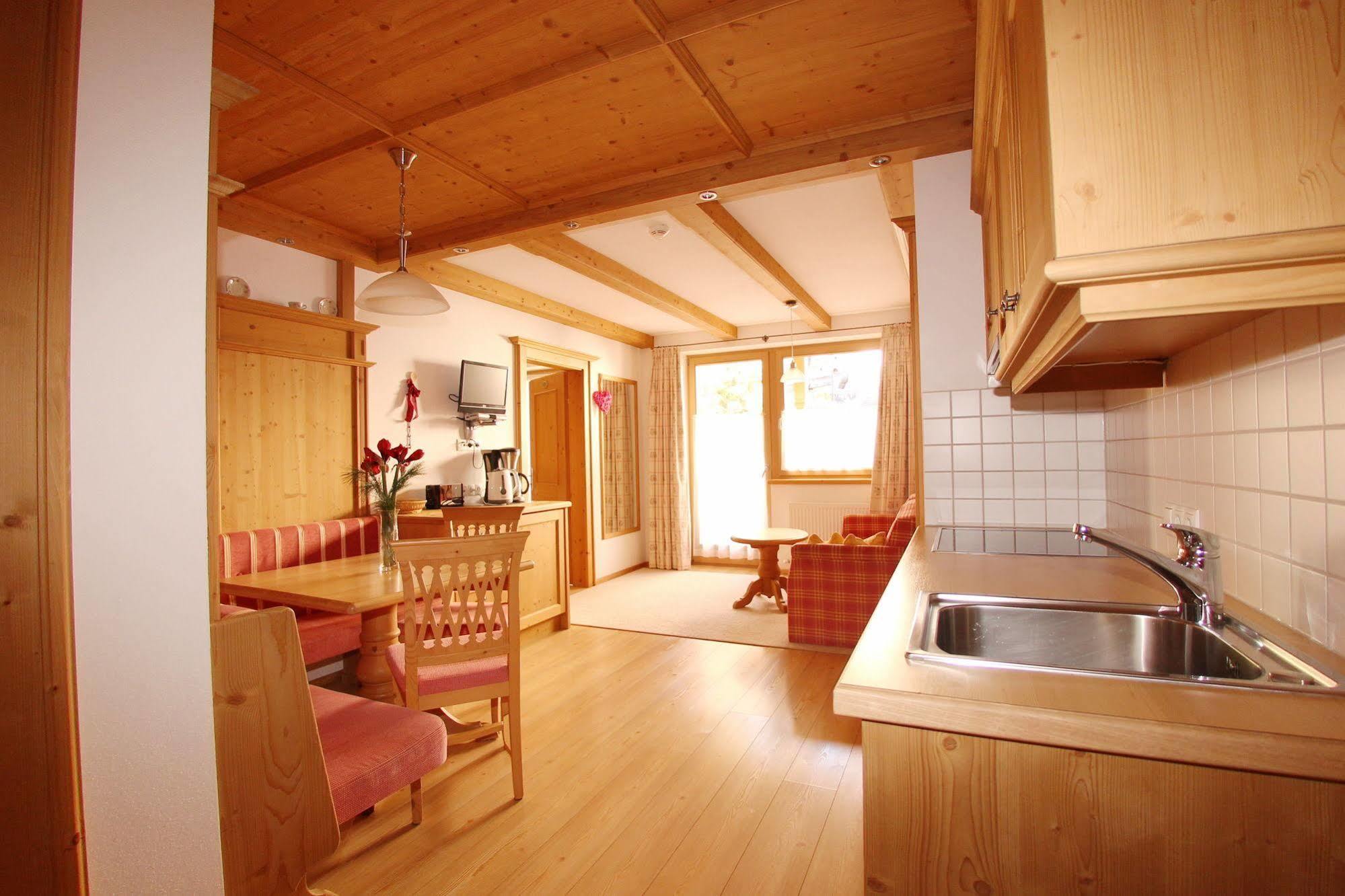 Das Gaestehaus Schneider Am Dorfplatz อัลพ์บาค ภายนอก รูปภาพ