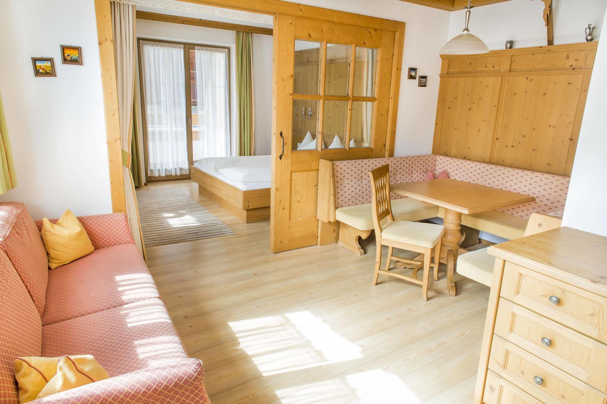 Das Gaestehaus Schneider Am Dorfplatz อัลพ์บาค ภายนอก รูปภาพ