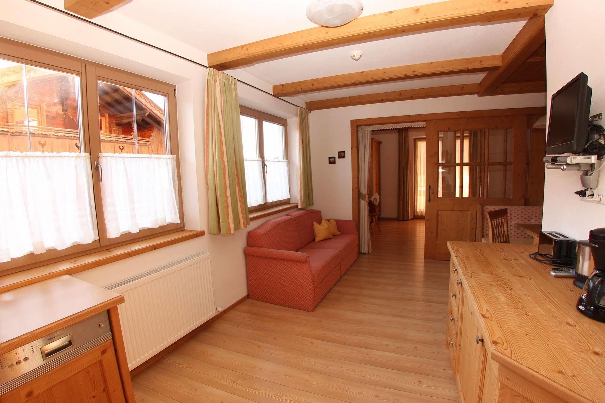 Das Gaestehaus Schneider Am Dorfplatz อัลพ์บาค ภายนอก รูปภาพ