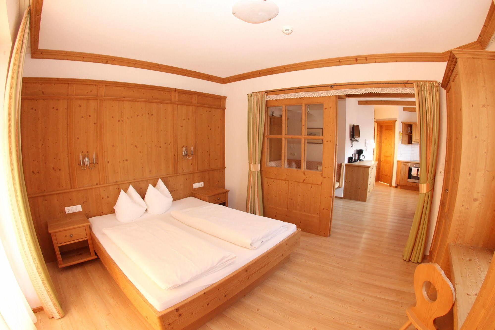 Das Gaestehaus Schneider Am Dorfplatz อัลพ์บาค ภายนอก รูปภาพ