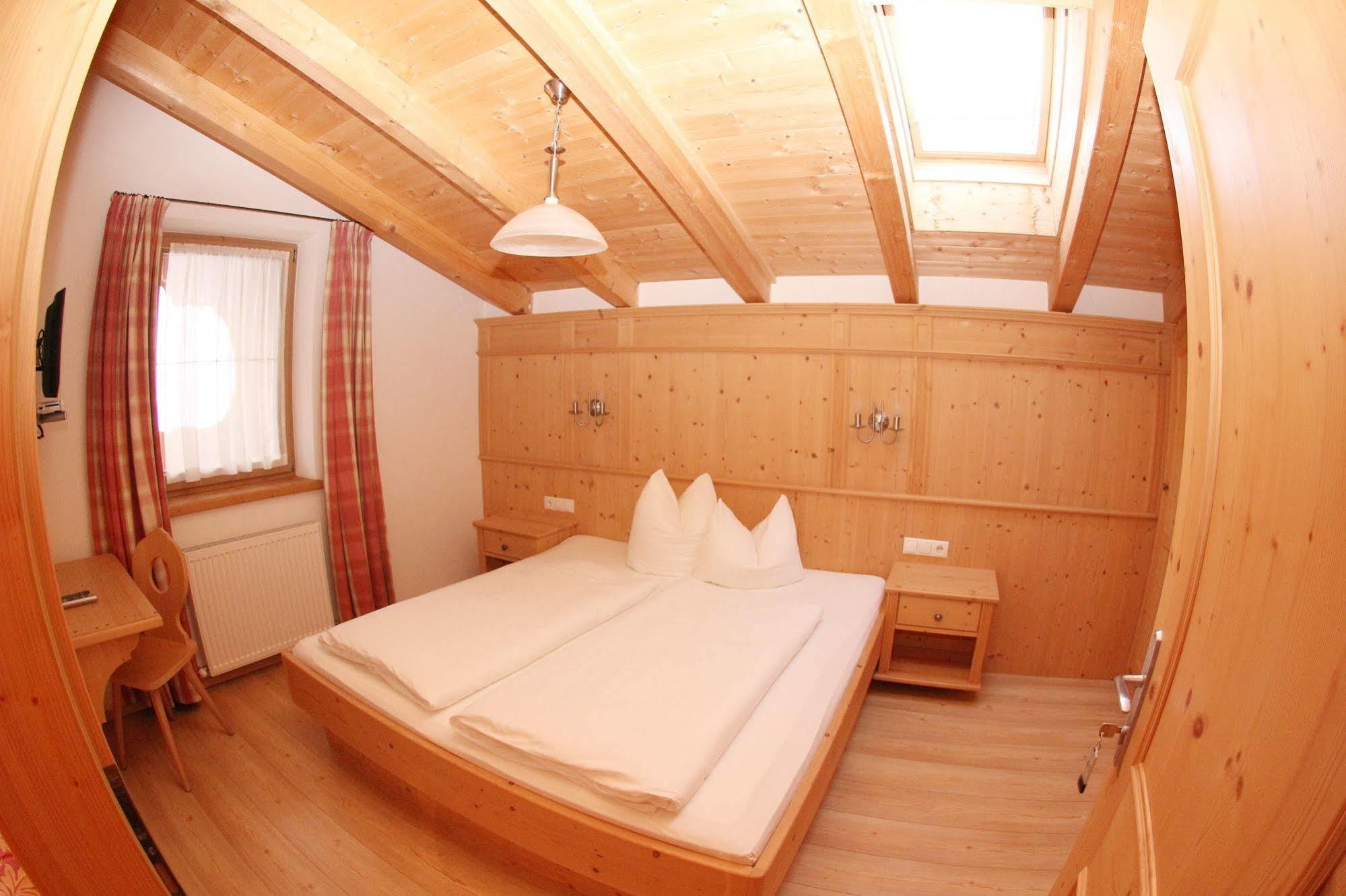 Das Gaestehaus Schneider Am Dorfplatz อัลพ์บาค ภายนอก รูปภาพ