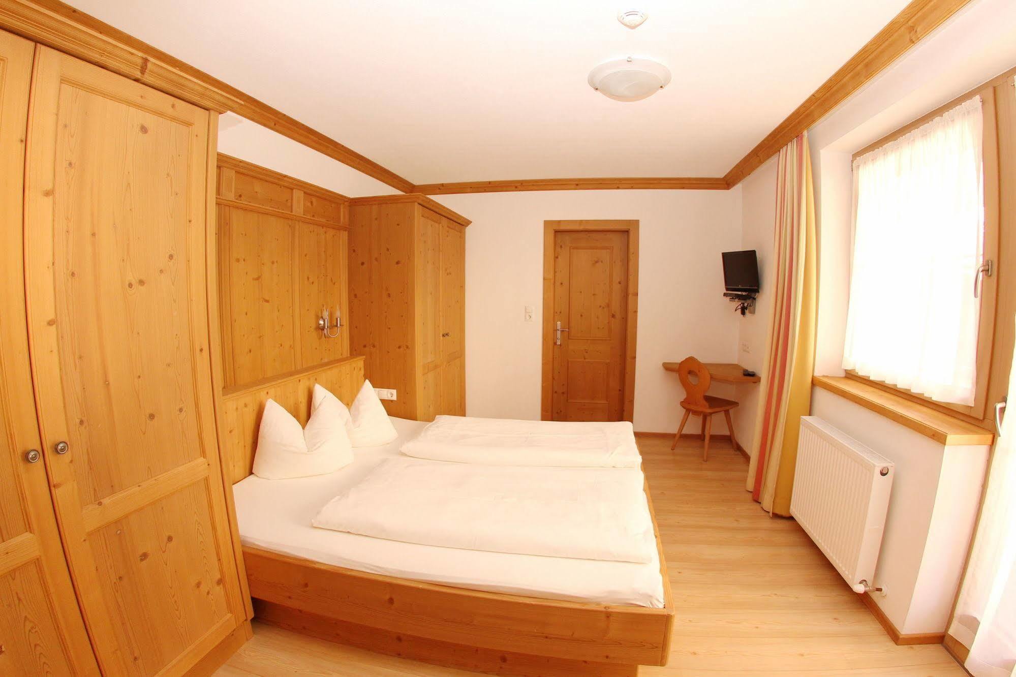Das Gaestehaus Schneider Am Dorfplatz อัลพ์บาค ภายนอก รูปภาพ